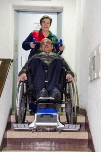Discapacitado en silla sube escaleras eléctrica PT Plus - Smart Motion S.A.S.