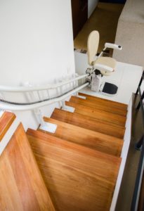 Vista superior silla salvaescaleras tramos curvos instalada en casa - Smart Motion S.A.S.